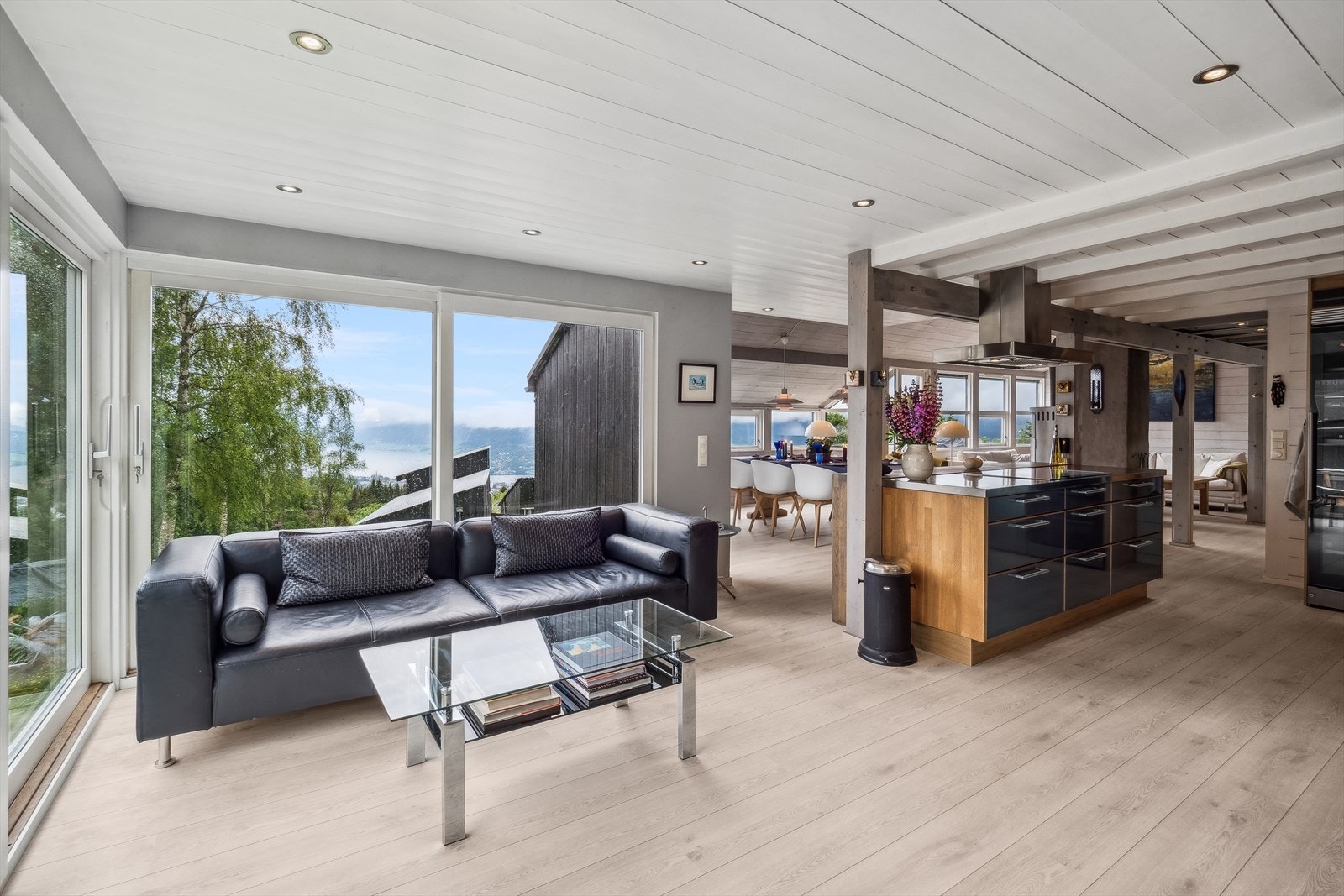 Kjøkkenet ligger i åpen løsning med stuen. Galleribilde