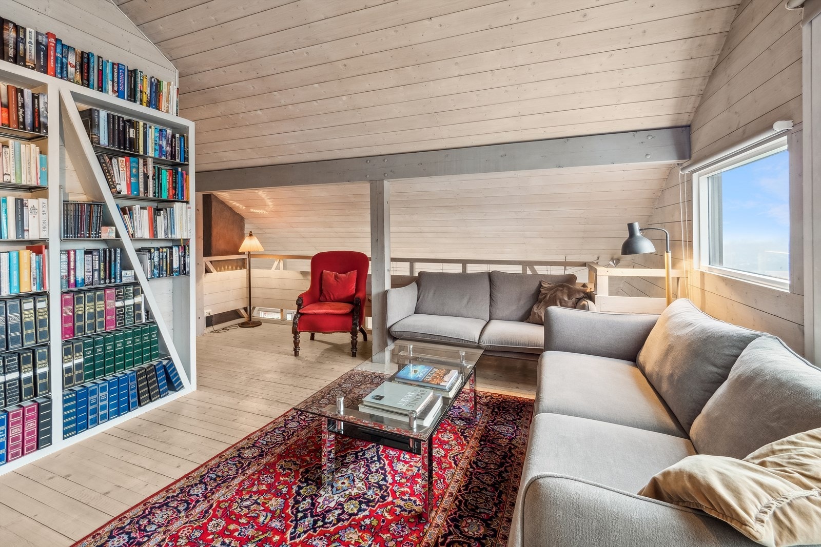 Her er det god takhøyde og åpen løsning ned mot 1. etasje. Galleribilde