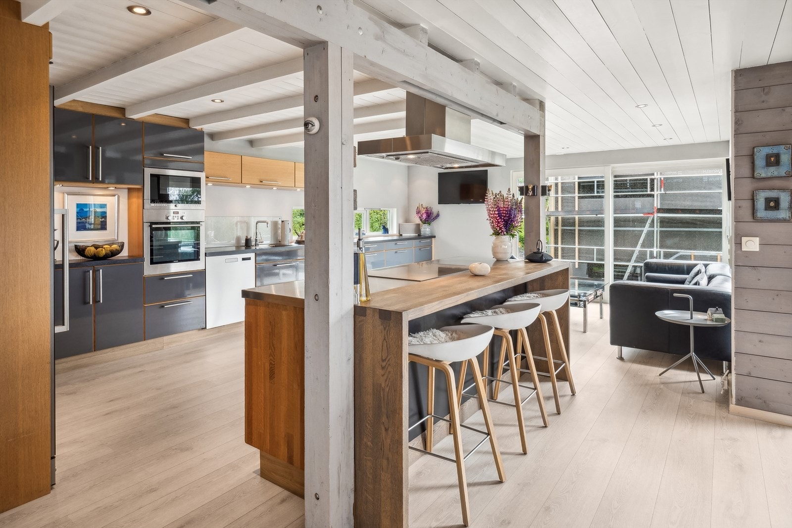 Kjøkkenet har godt med skap- og benkeplass som gjør det kjekt å tilberede god mat. Galleribilde