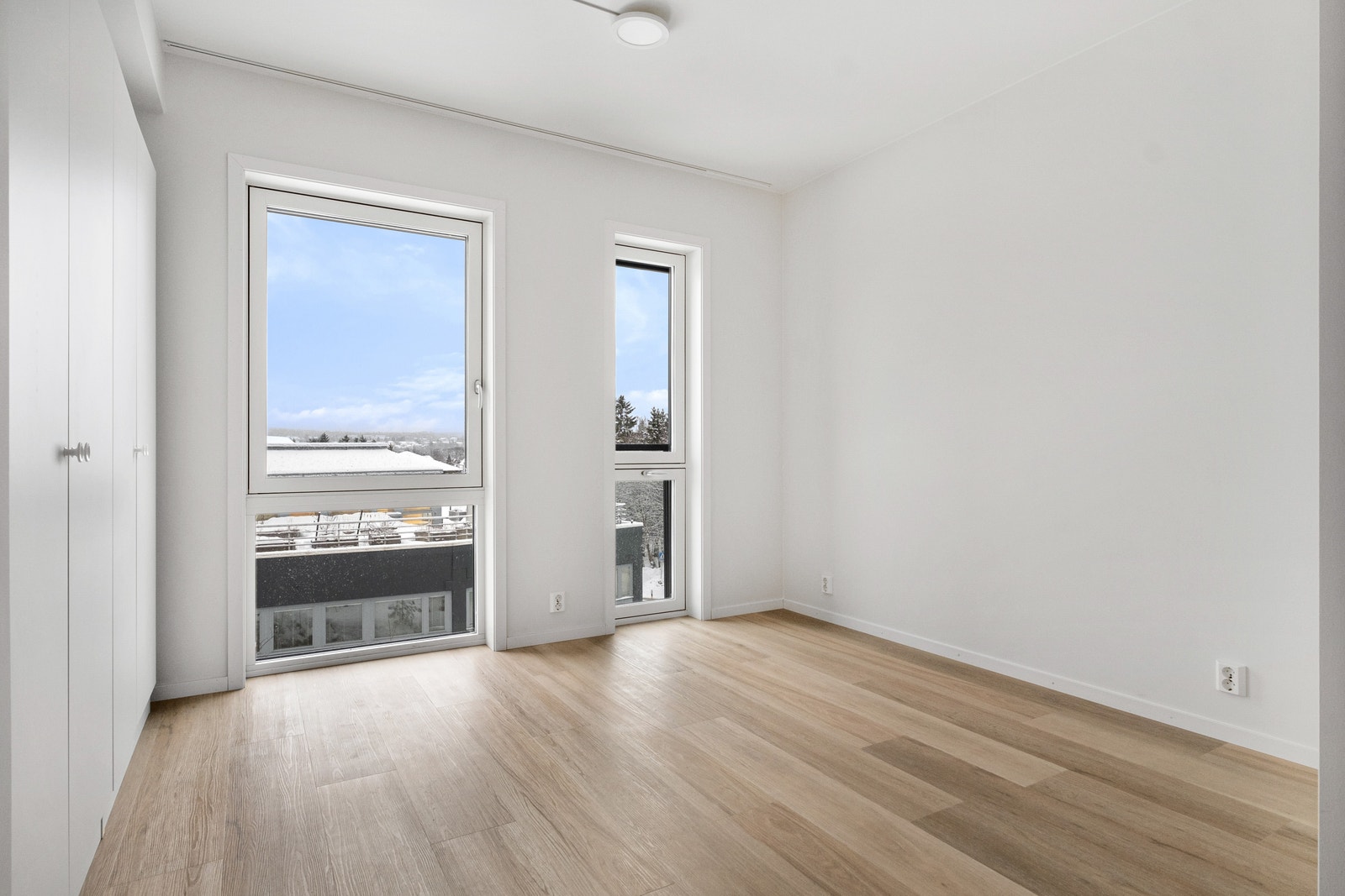 Stort og deilig soverom. Medfølgende garderobe løsning. Galleribilde