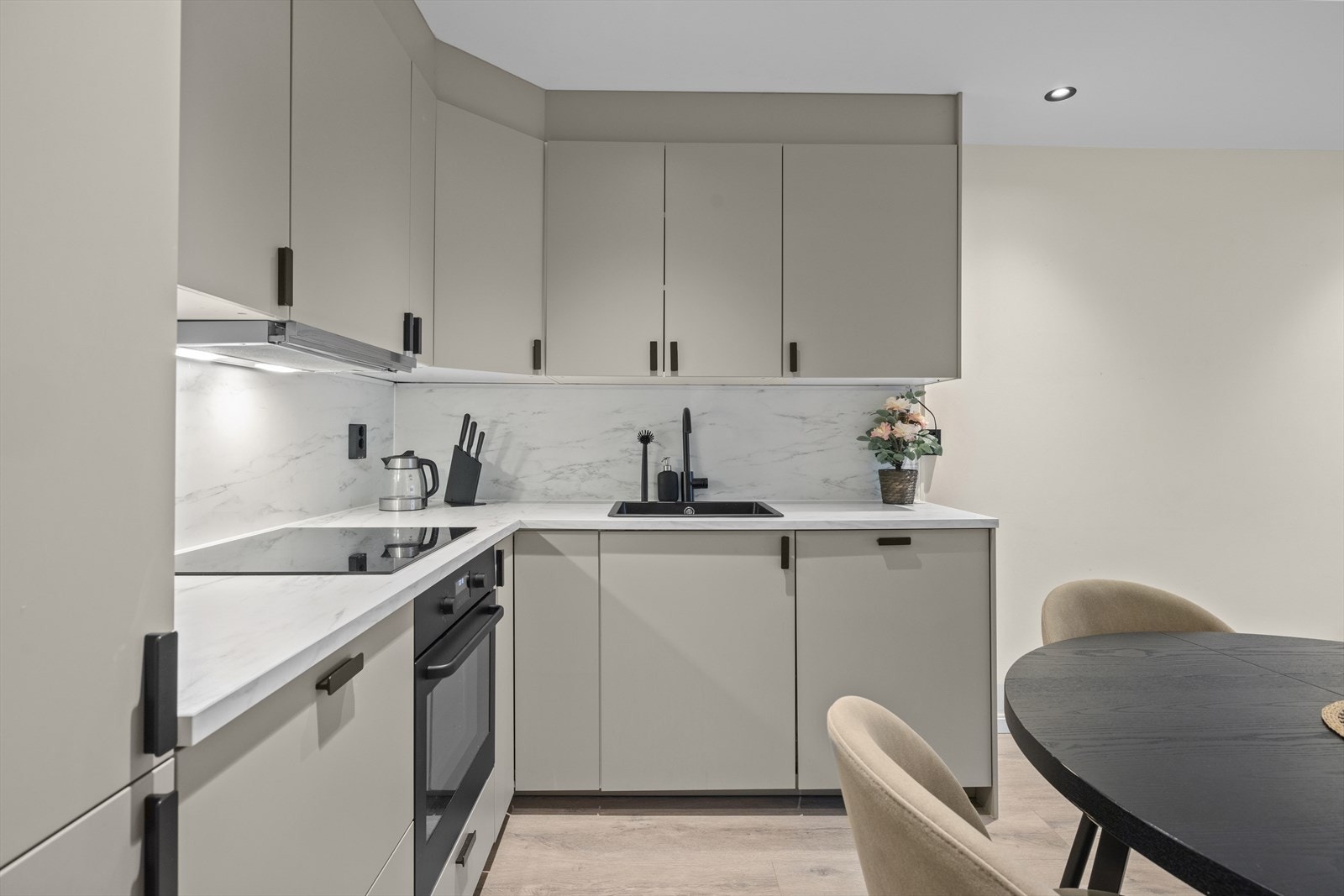 Vannsikring/Waterguard montert. Nytt røropplegg i kjøkkenbenk og stoppekraner. Galleribilde