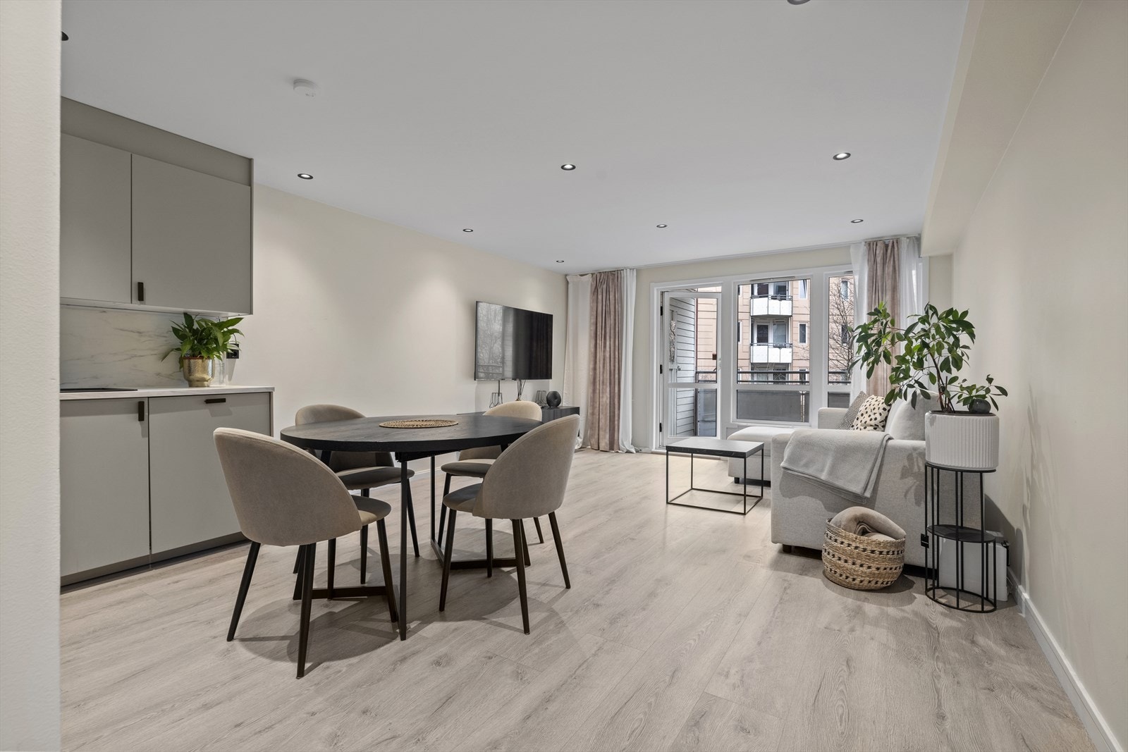 Den åpne planløsningen på leiligheten gir utrolig effektiv arealutnyttelse, er stemningsskapende og sosialt. Galleribilde