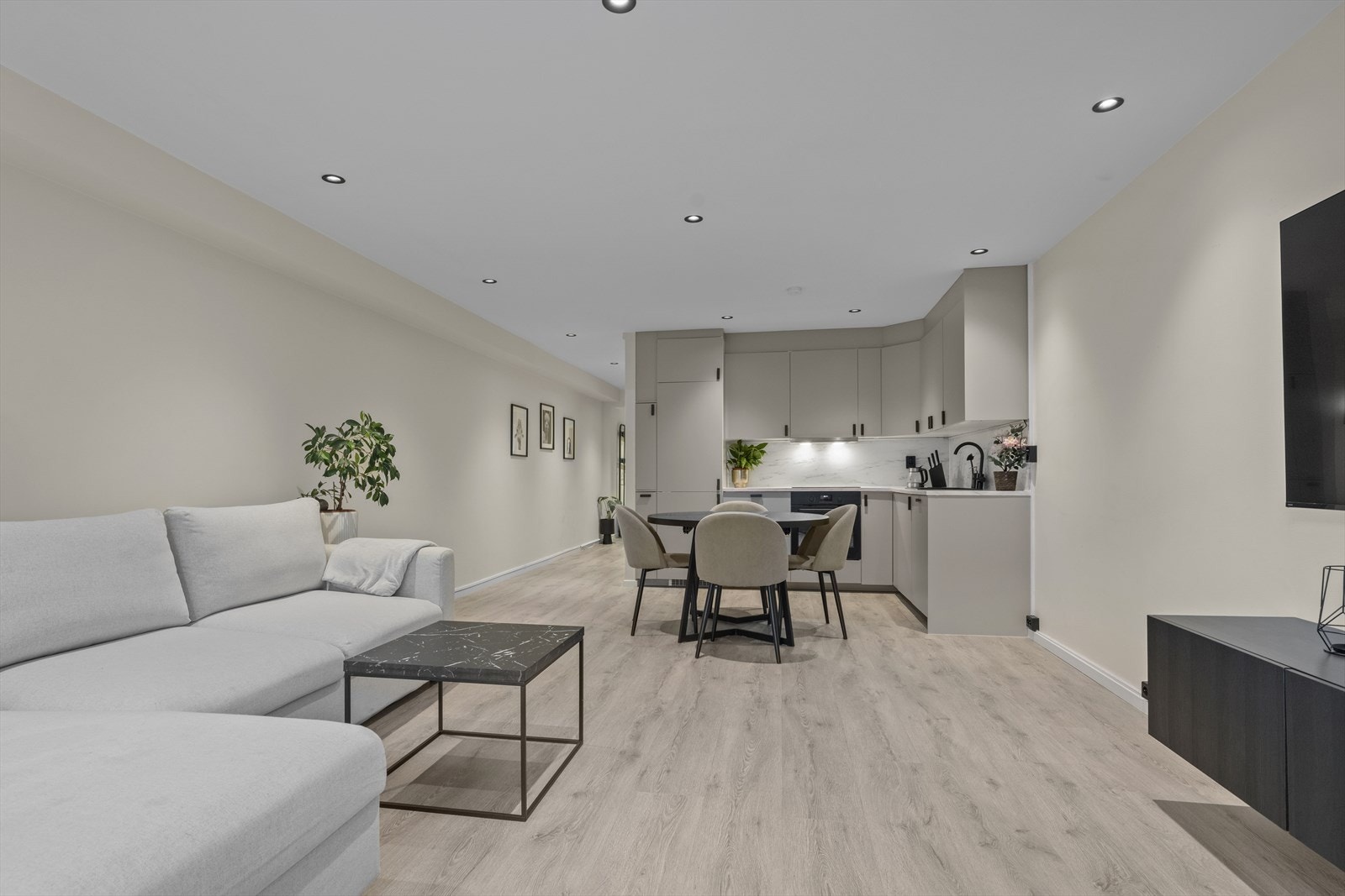 Boligen ble betydelig oppgradert i 2024 med nytt kjøkken. Malt alle rom samt sparklet. Montert led downlights. Galleribilde