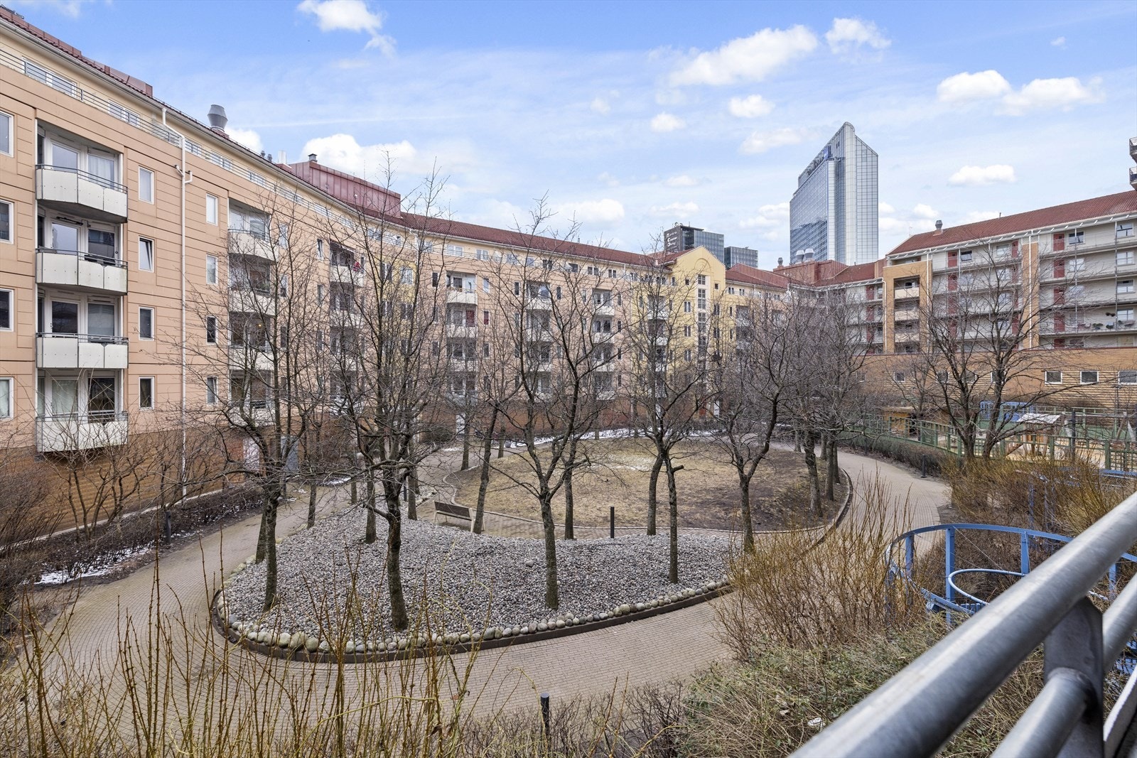 Balkongen vender mot indre gårdsrom. Galleribilde