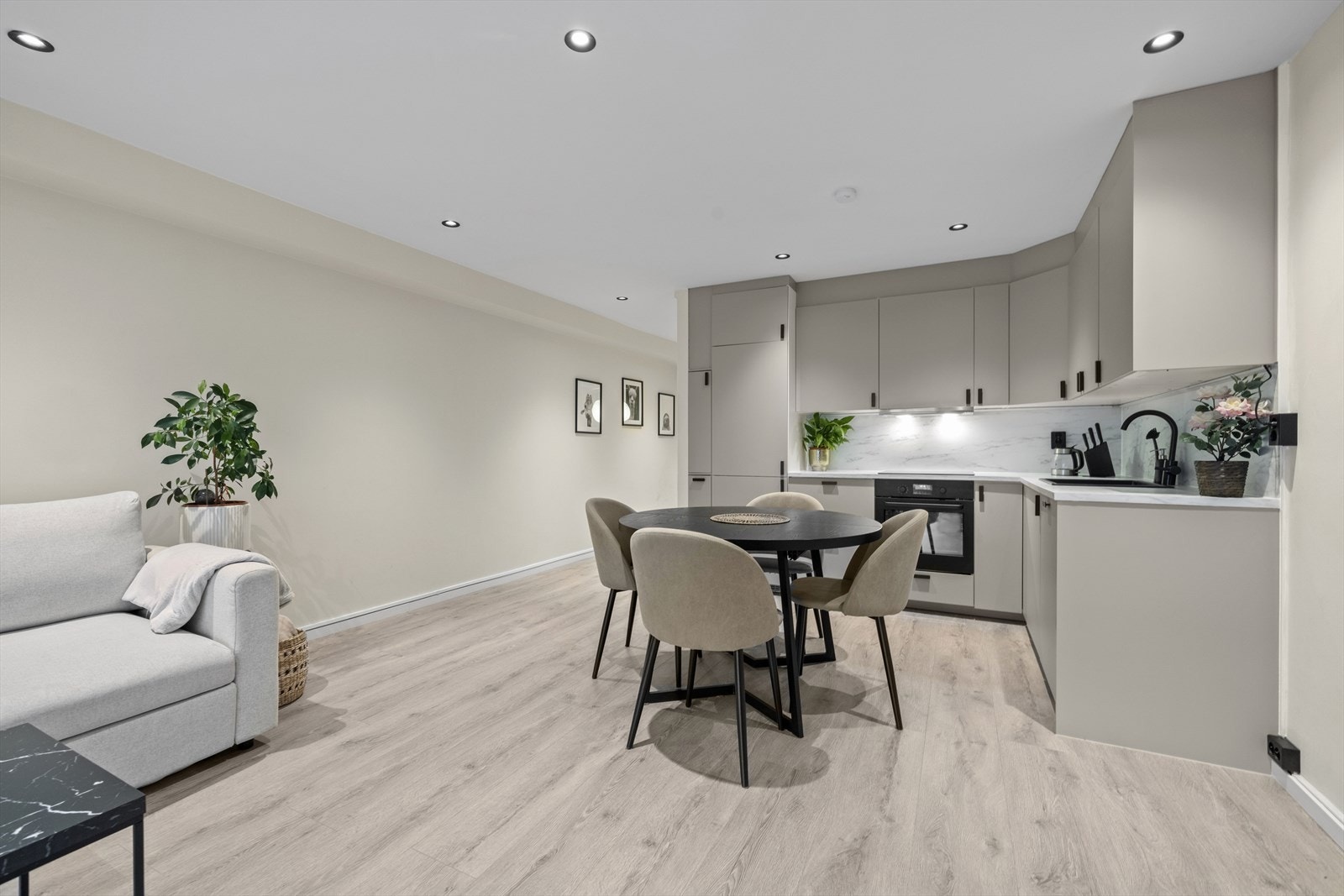 Integrerte hvitevarer: komfyr, induksjonstopp, oppvaskmaskin, kjøl og fryseskap. Disse medfølger salget. Galleribilde