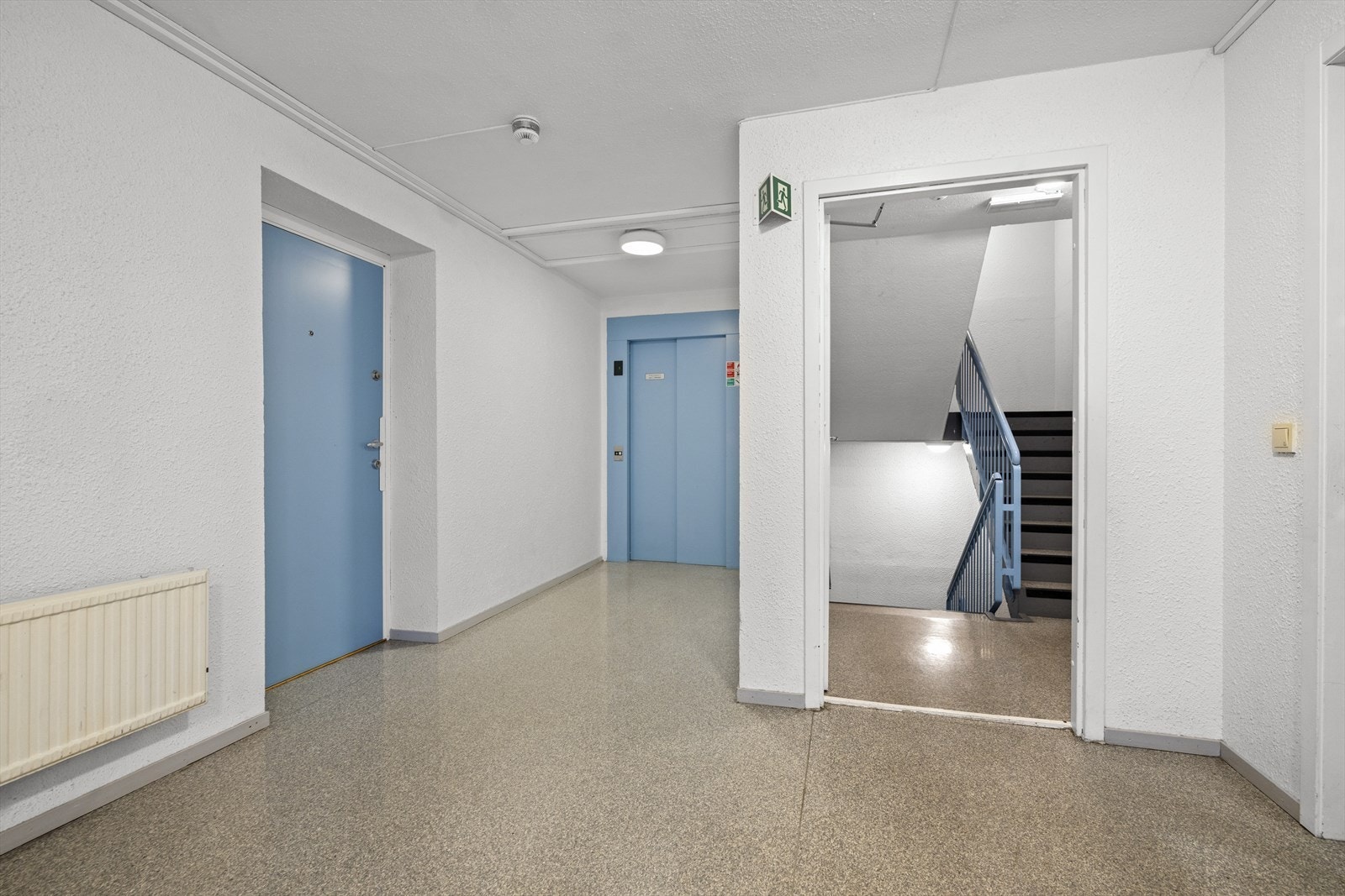 Det er heis i boligblokken, og leiligheten befinner seg i 2. etasje. Galleribilde