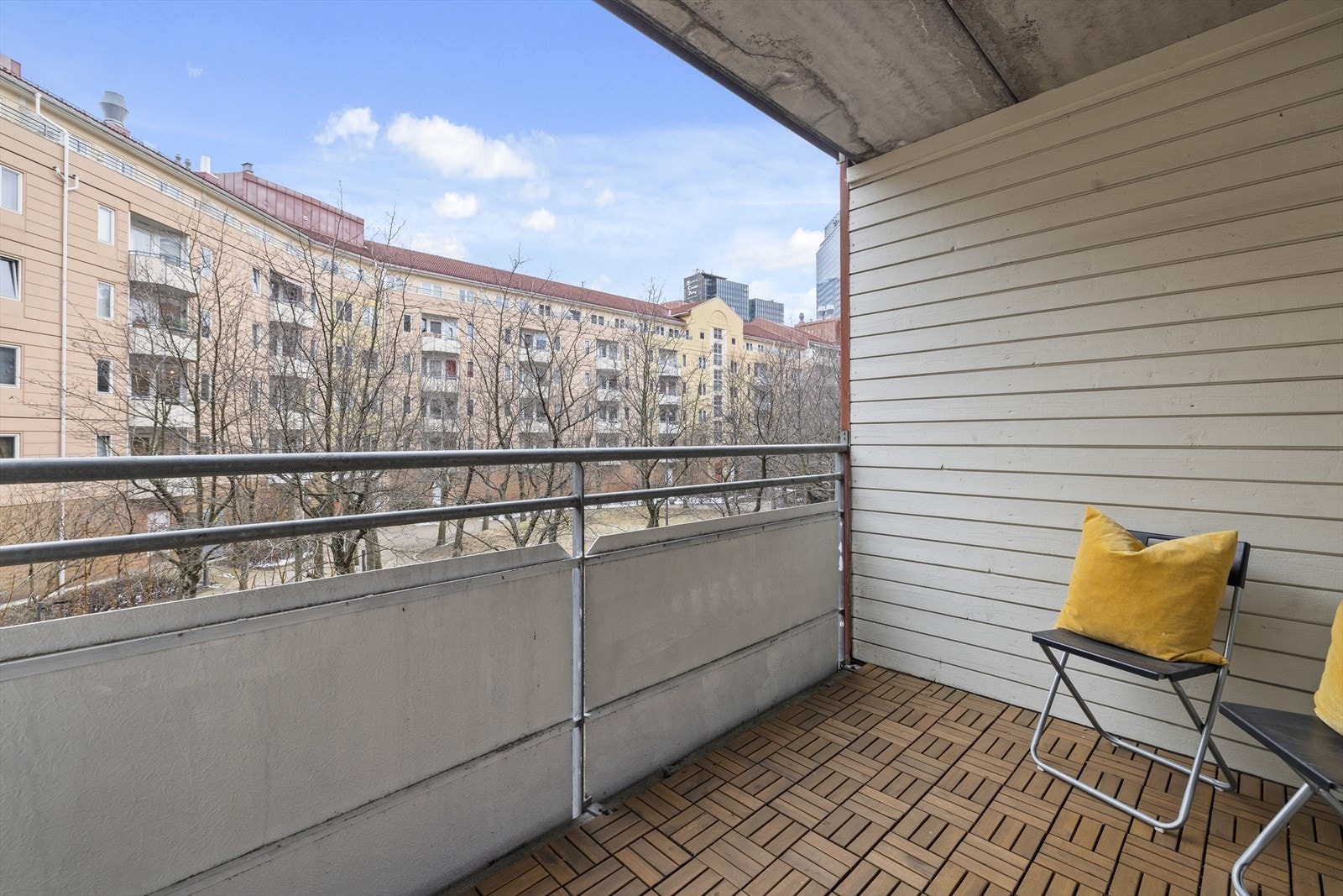 Balkongen ligger sørvendt. Galleribilde