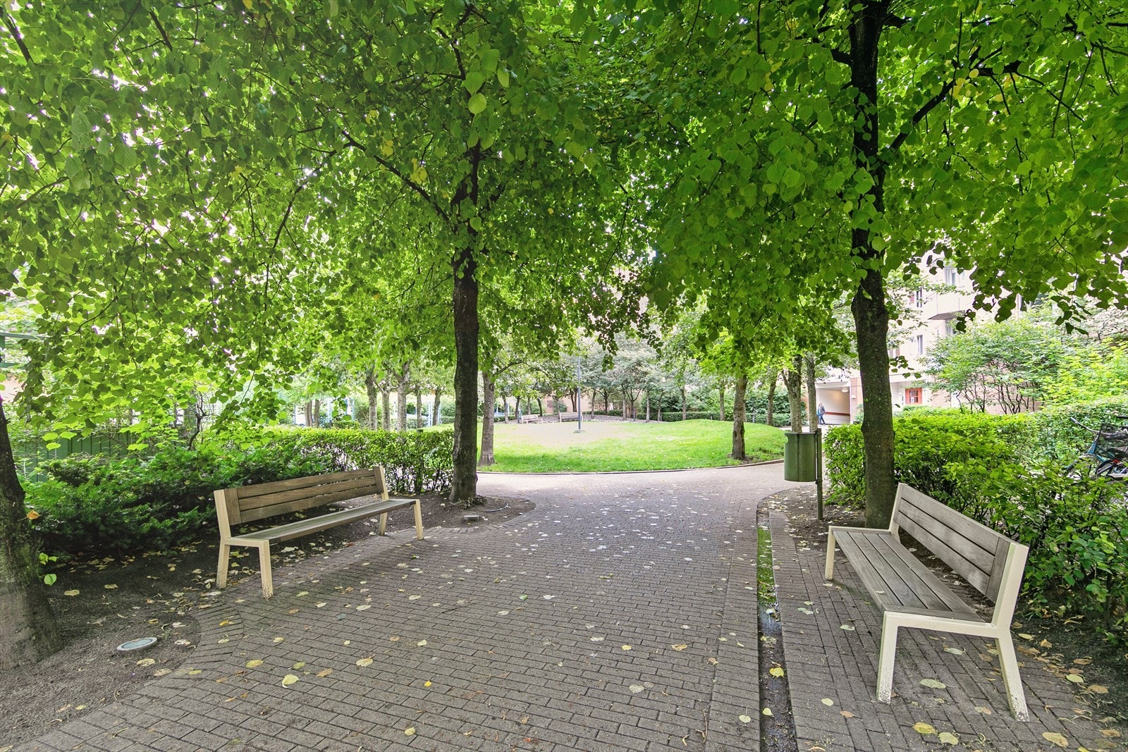 Gårdskvartalene har et stort skjermet gårdstun som er flott opparbeidet med blant annet sittegrupper, plen, busker og trær. Galleribilde