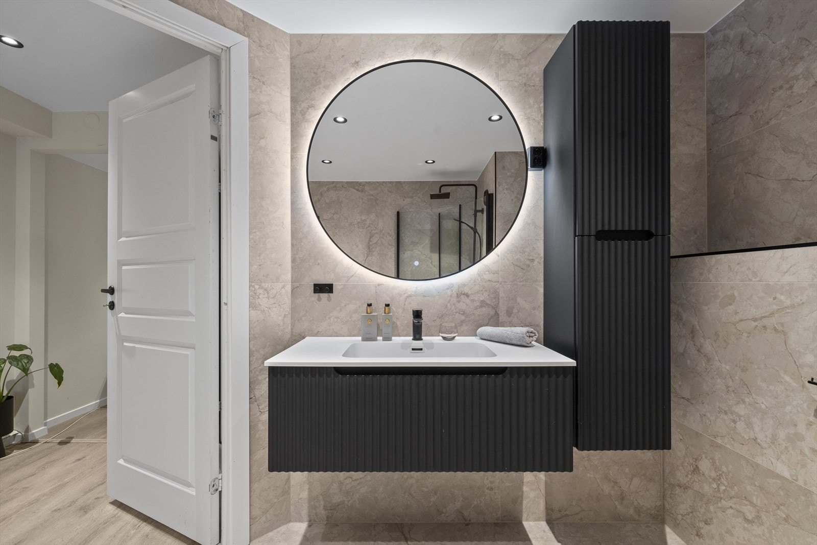 Stort, flislagt bad. Overflateoppusset alle flater i 2024 samt ny innredning. Galleribilde