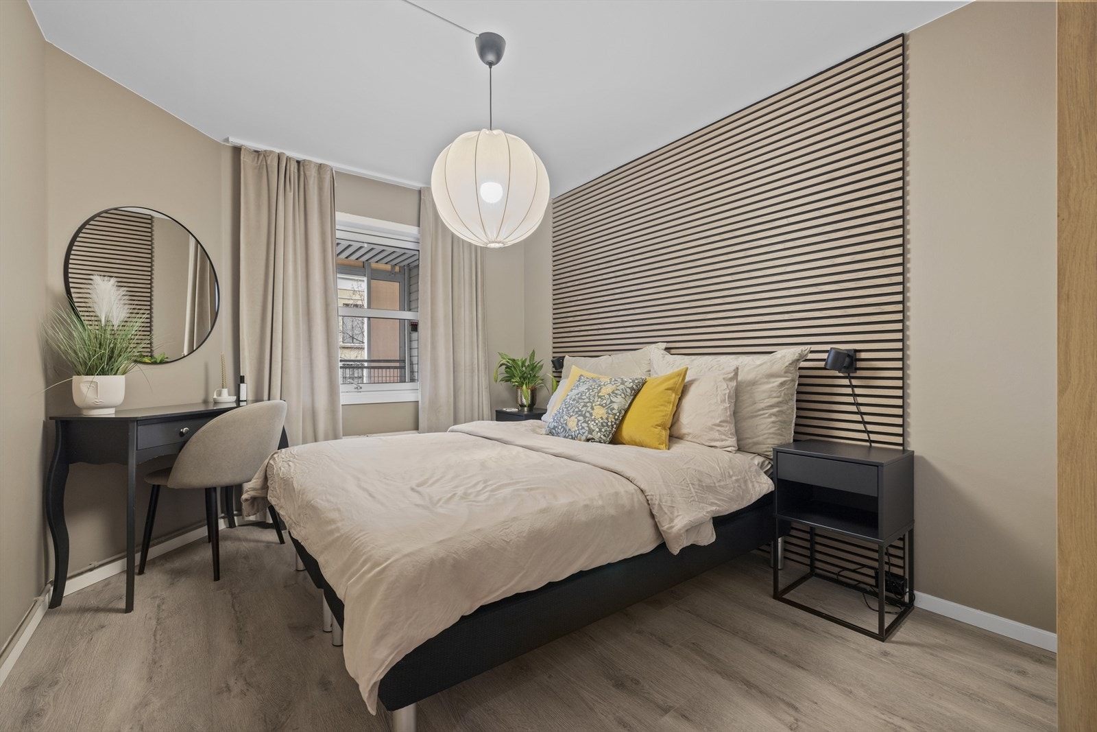 Romslig soverom med god plass til dobbeltseng, nattbord på hver side og øvrig møblement. Galleribilde