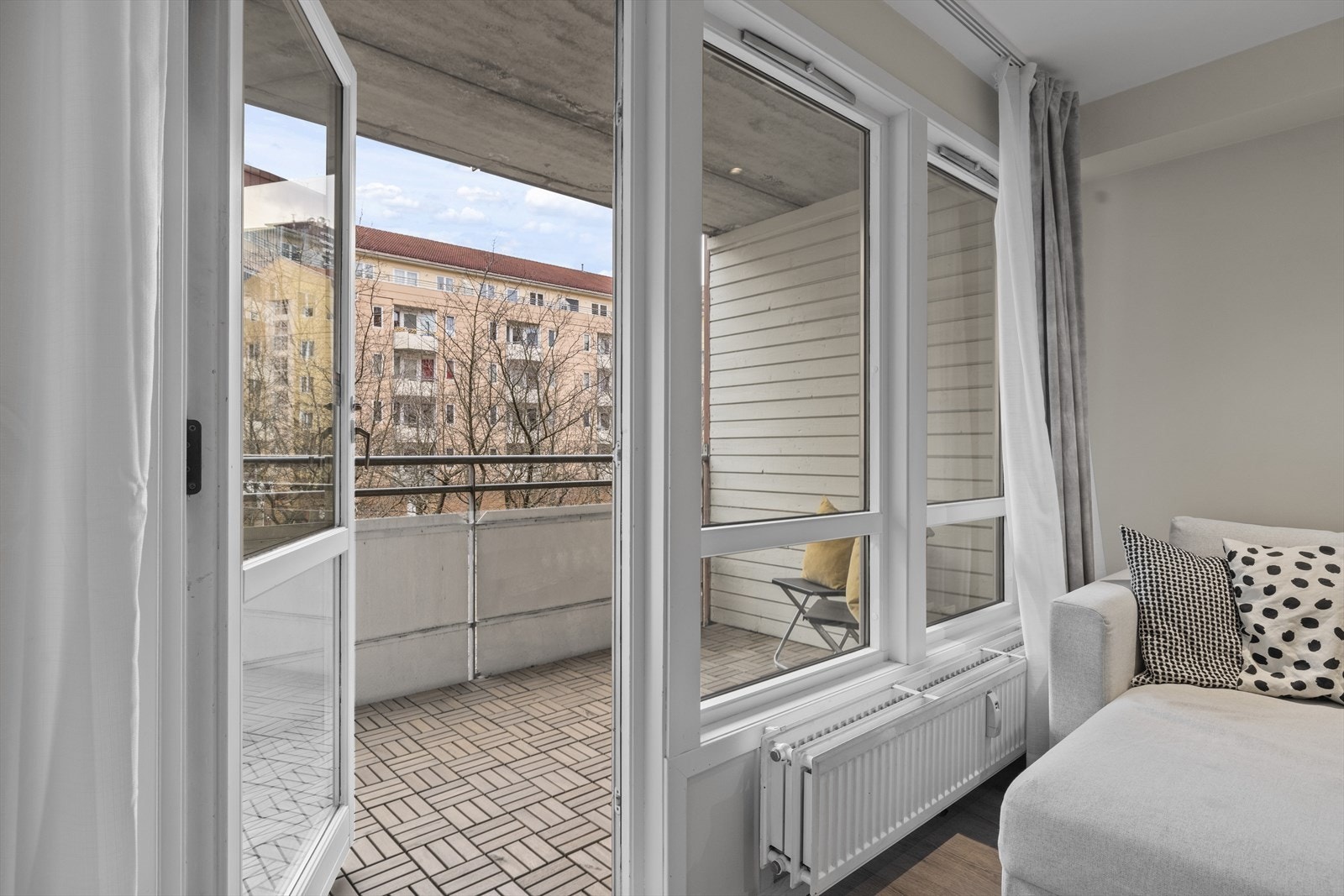 Fra stuen er det utgang til en balkong på 6 kvm Galleribilde