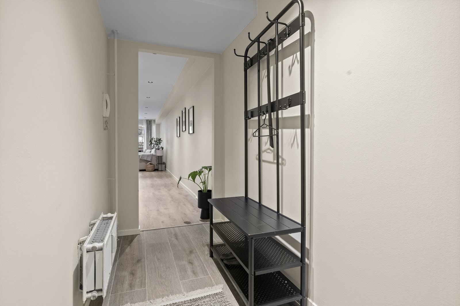 Du spaserer inn i leiligheten og kommer til en entré med god plass til skap, klær og sko. Galleribilde