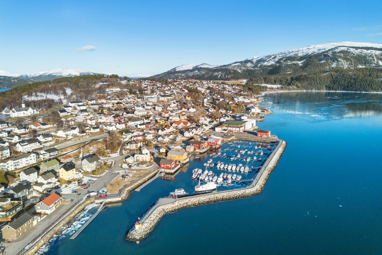 Bo sentralt til på Hemnesberget med nærhet til småbåthavn og turer langs fjorden. Galleribilde