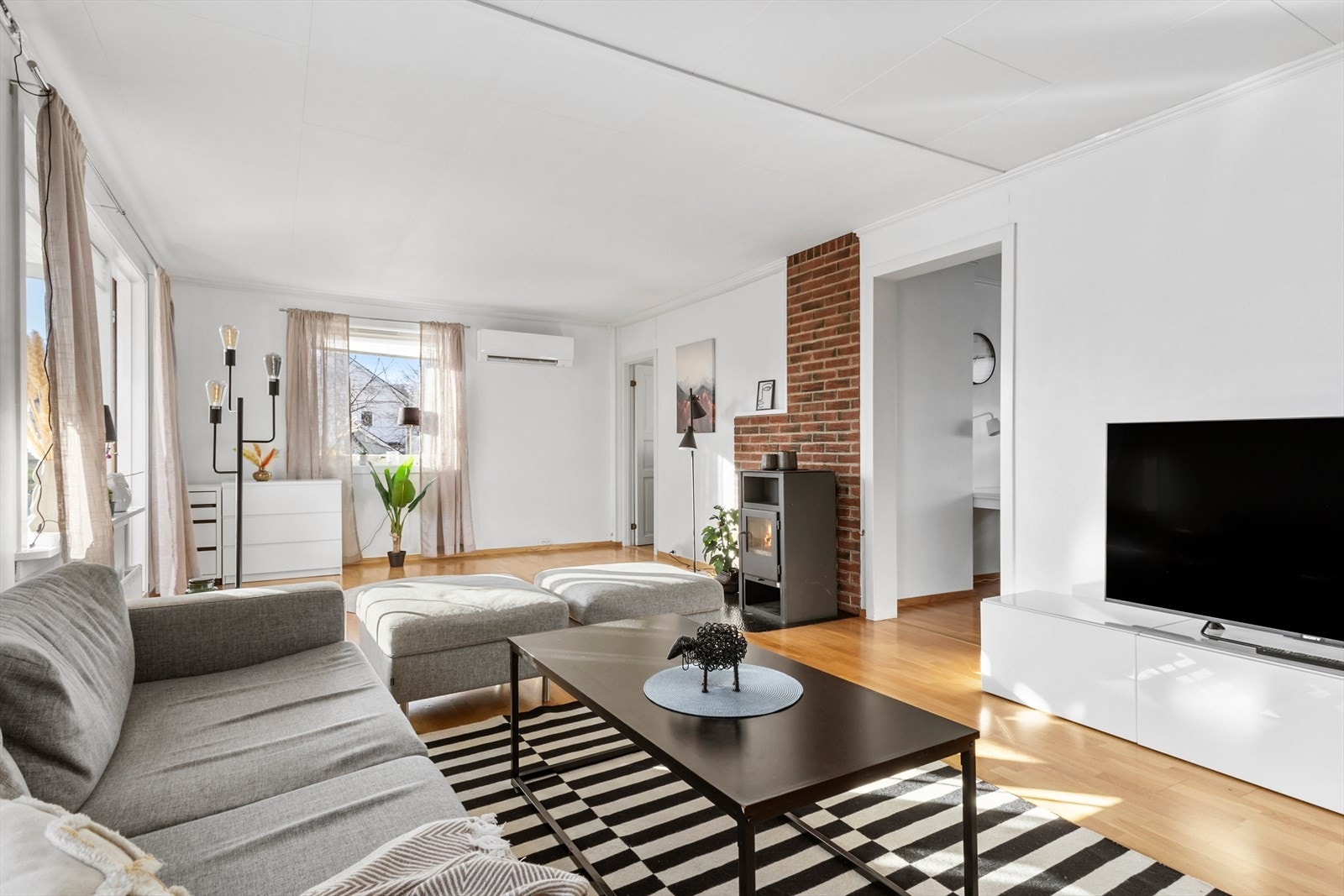 Gode oppvarmingsmuligheter med varmepumpe og vedfyring. Galleribilde