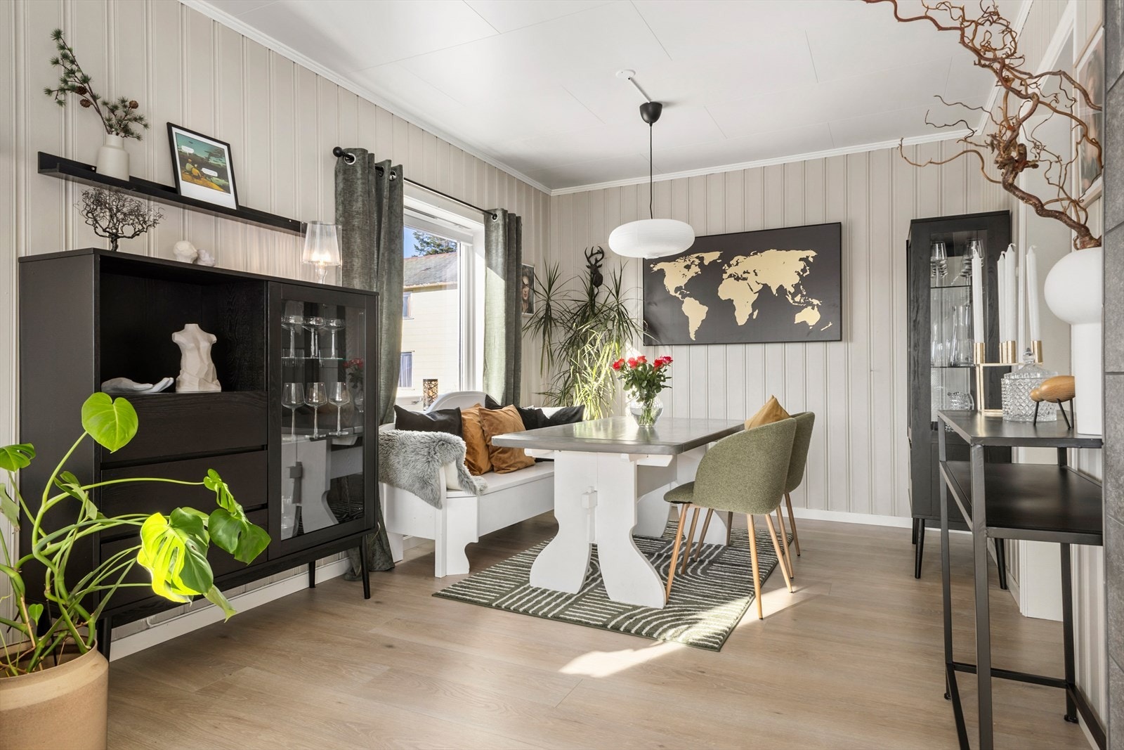 Hyggelig spisestue med god plass til gjester. Galleribilde