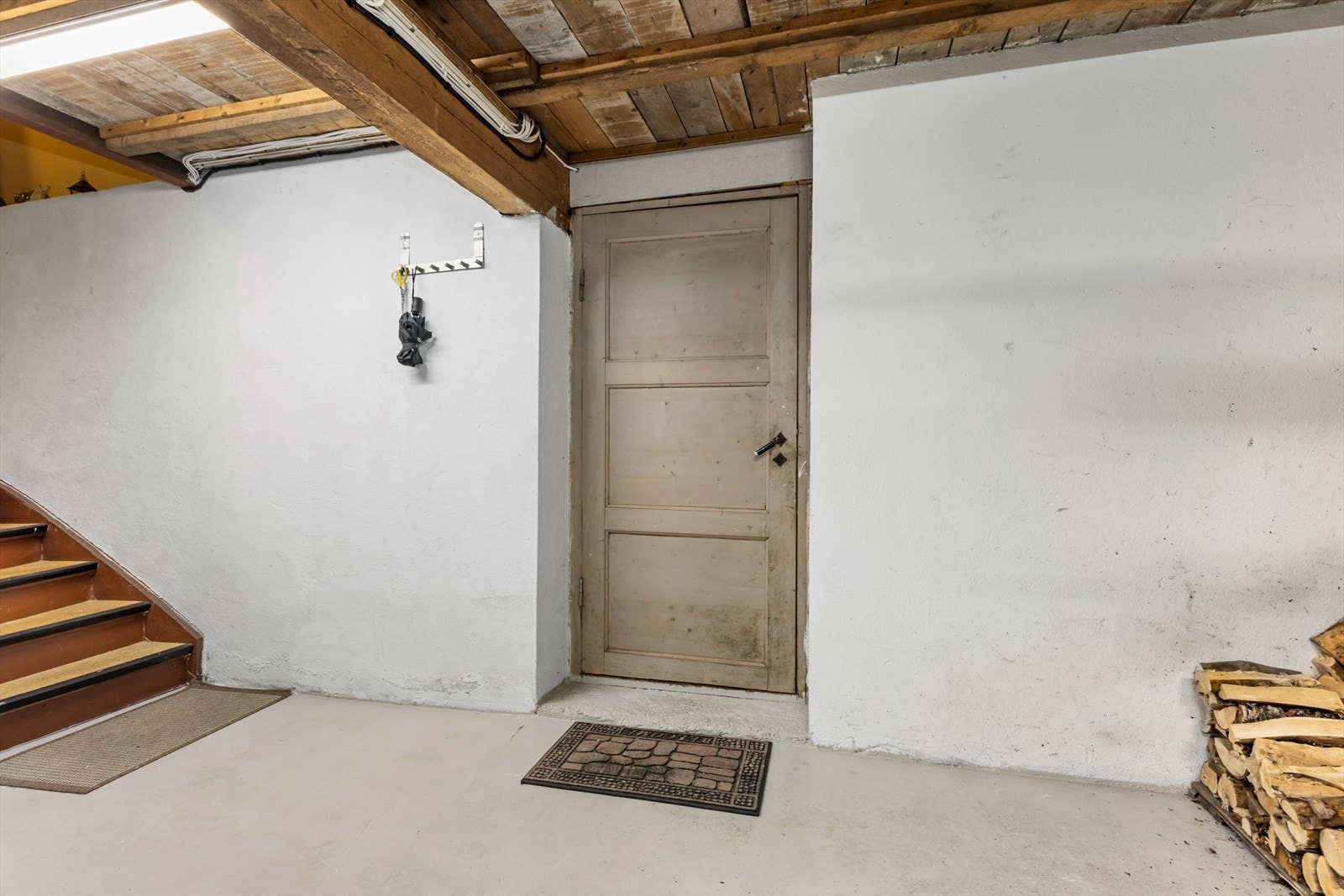 Første etasje er utleid og leietaker har avtale om å kunne bruke to boder i kjeller. Kjellerutgang leder ut til den fantastiske hagen. Galleribilde