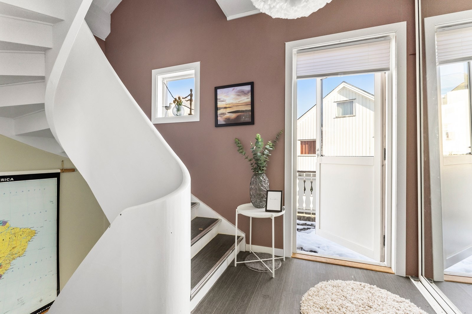 Fra gangen i andre etasje er det utgang til balkong, hvor morgensolen kan nytes. Trappegang leder videre opp til loftet. Galleribilde