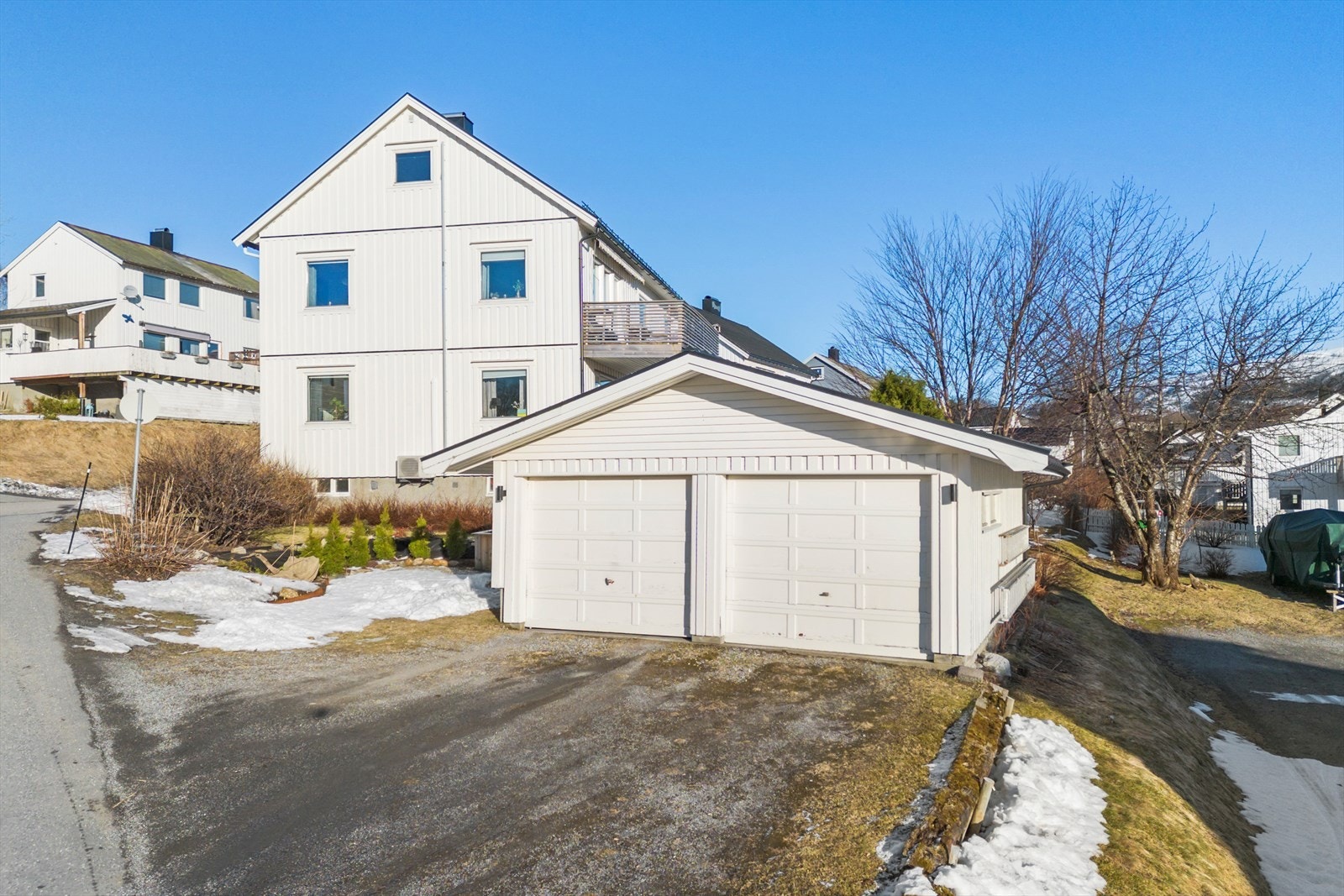 På tomten er det oppført en romslig dobbeltgarasje. Garasje har gjennomgang med dør på bakvegg inn mot hage. I garasjer er det montert elbillader i 2023. Galleribilde