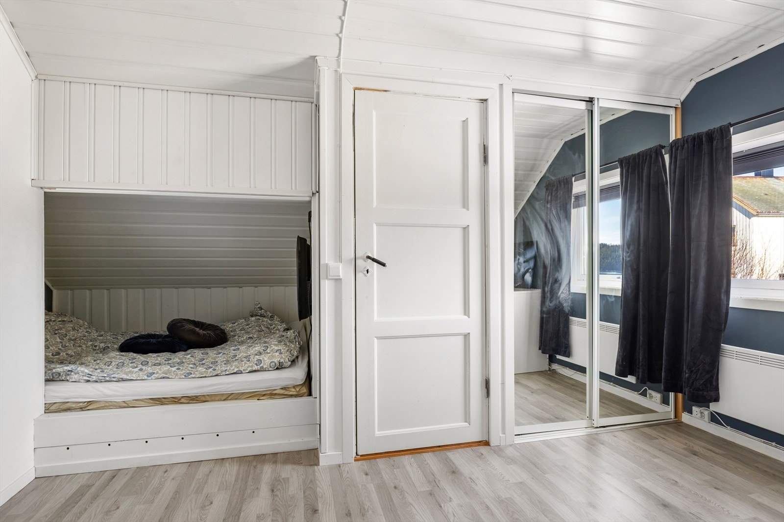 Areal på loft med dør til trappenedgang. Galleribilde