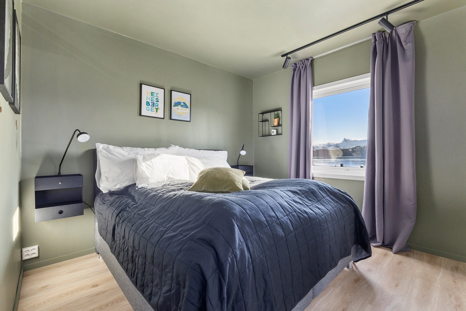 Det er ett soverom i denne etasjen - slette overflater og moderne fargevalg. Galleribilde