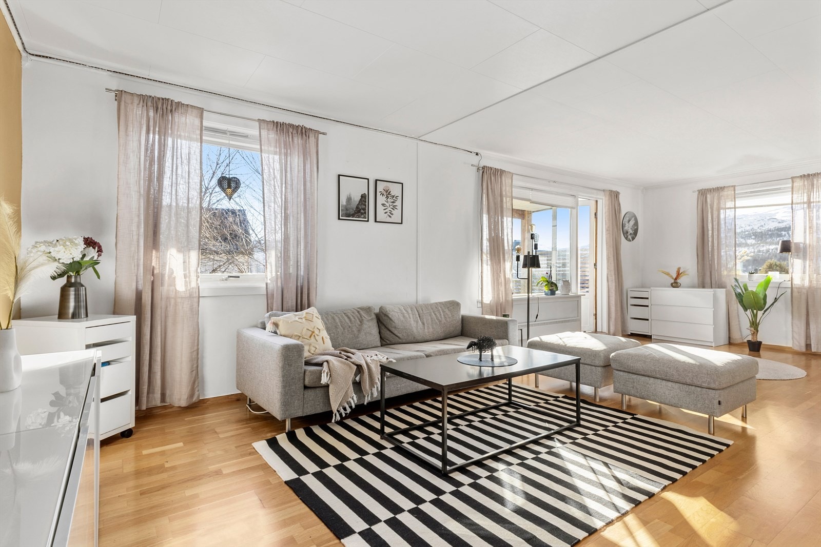 Dette er areal fra 1.etasje som for tiden er utleid. Gjennomgående for 1.etasje gjelder at det meste av arealet er godkjent som en egen boenhet, men rommene er ikke omsøkt til dagens bruk. Galleribilde