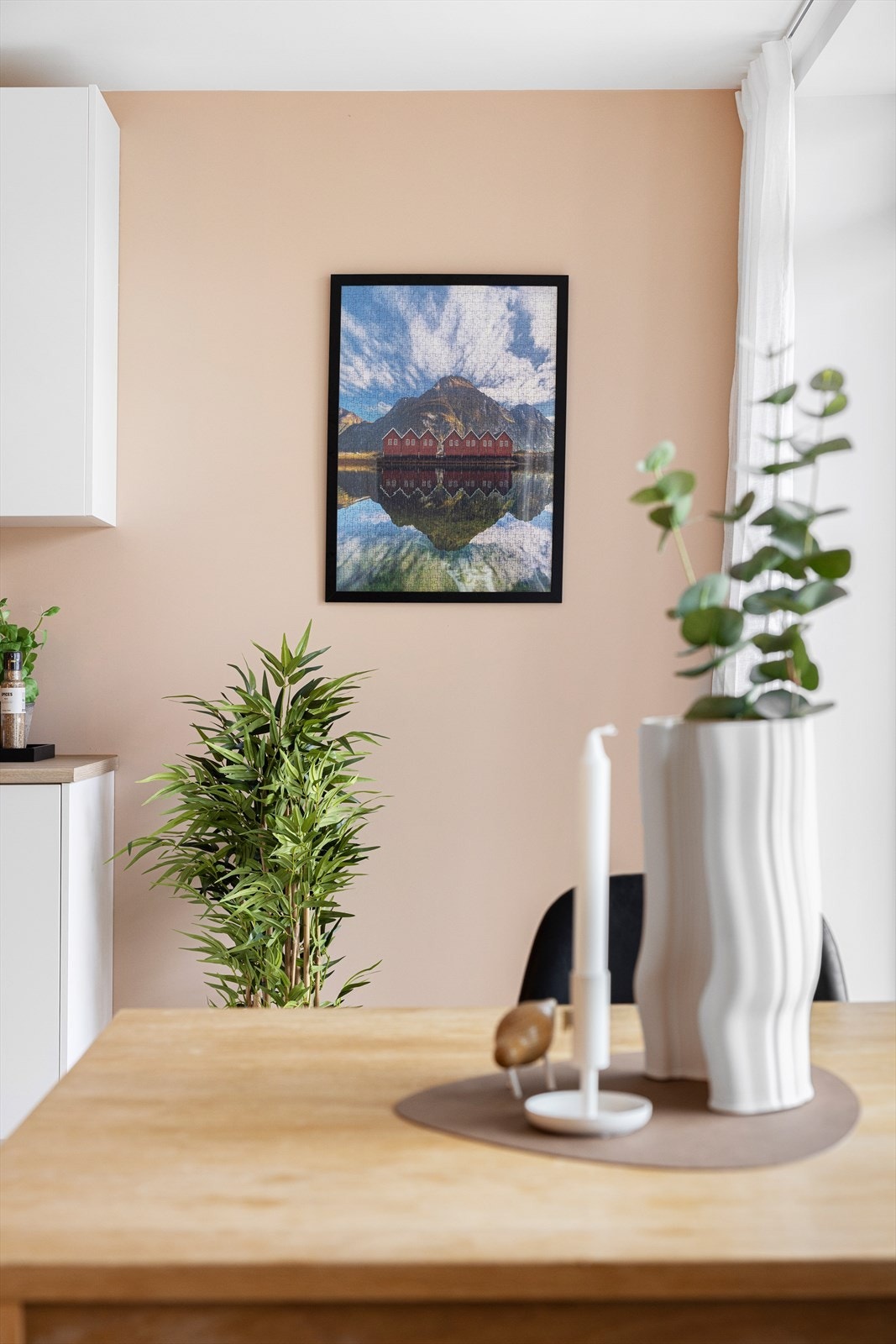 I felleskostnadene inngår blant annet kabel tv/internett, fjernvarme, vaktmester, kommunale avgifter og renovasjon. Galleribilde