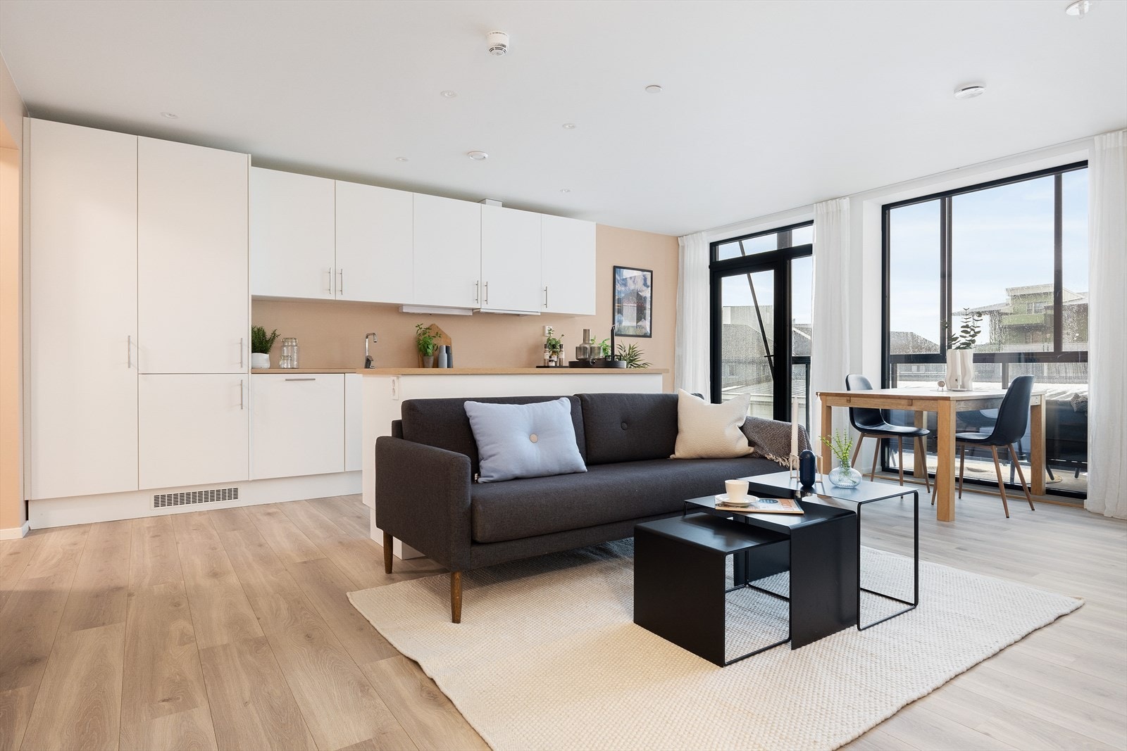 Leiligheten er romslig og har et areal på 77 m2 som inneholder entre, stue/kjøkken, hele tre soverom, bad/vaskerom og en innvendig bod. Galleribilde