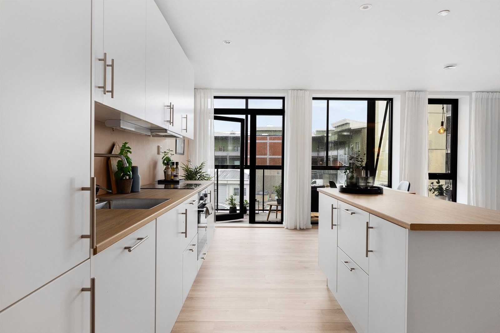 Hvitevarer som oppvaskmaskin, koketopp, stekeovn og frys/kjøleskap medfølger handelen. Galleribilde