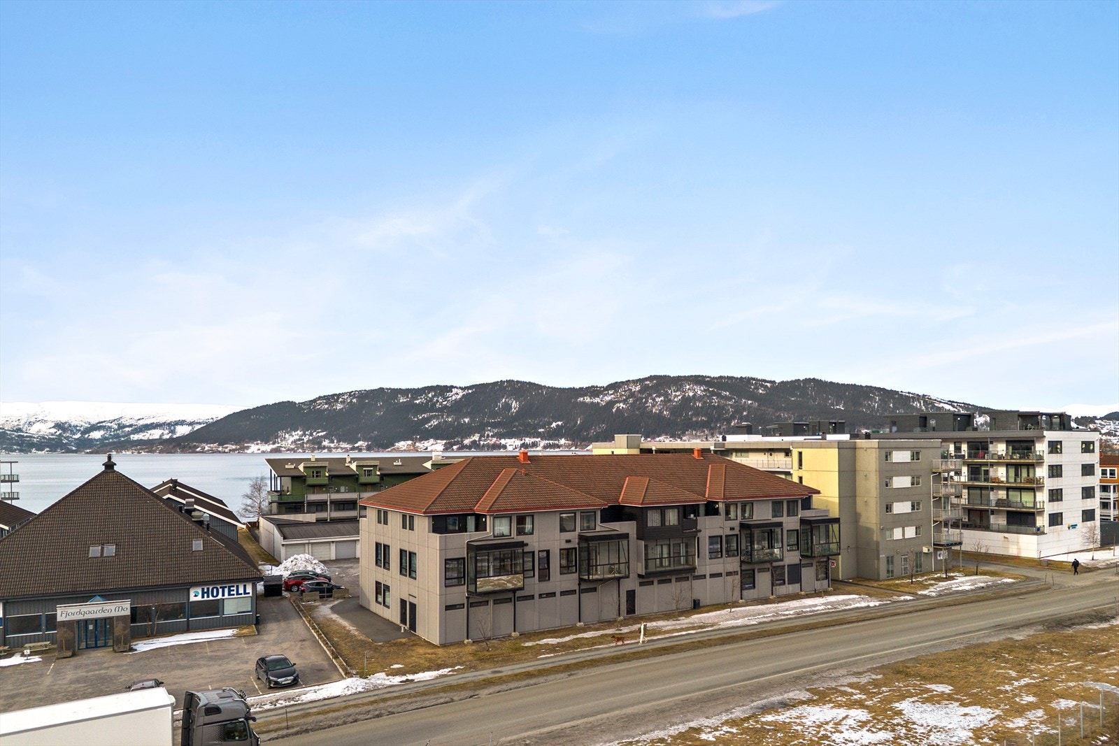 Bebyggelsen består av et stort frittliggende boligbygg fra 1998, bygd over 3 etasjer og ble renovert og delvis ombygd i 2021. Galleribilde