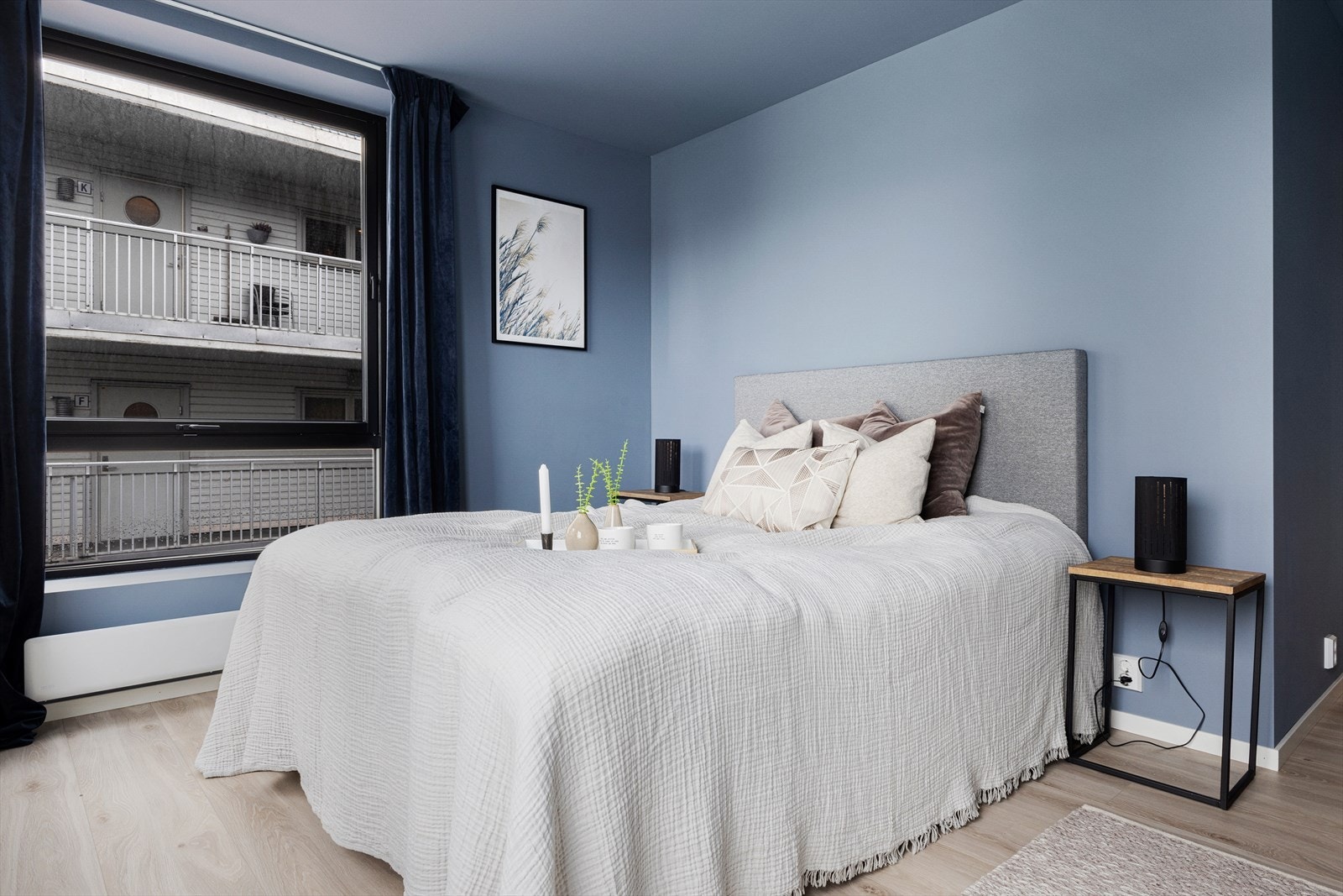 Det er totalt tre soverom i leiligheten - alle av god størrelse med plass til seng, nattbord og garderobe. Galleribilde