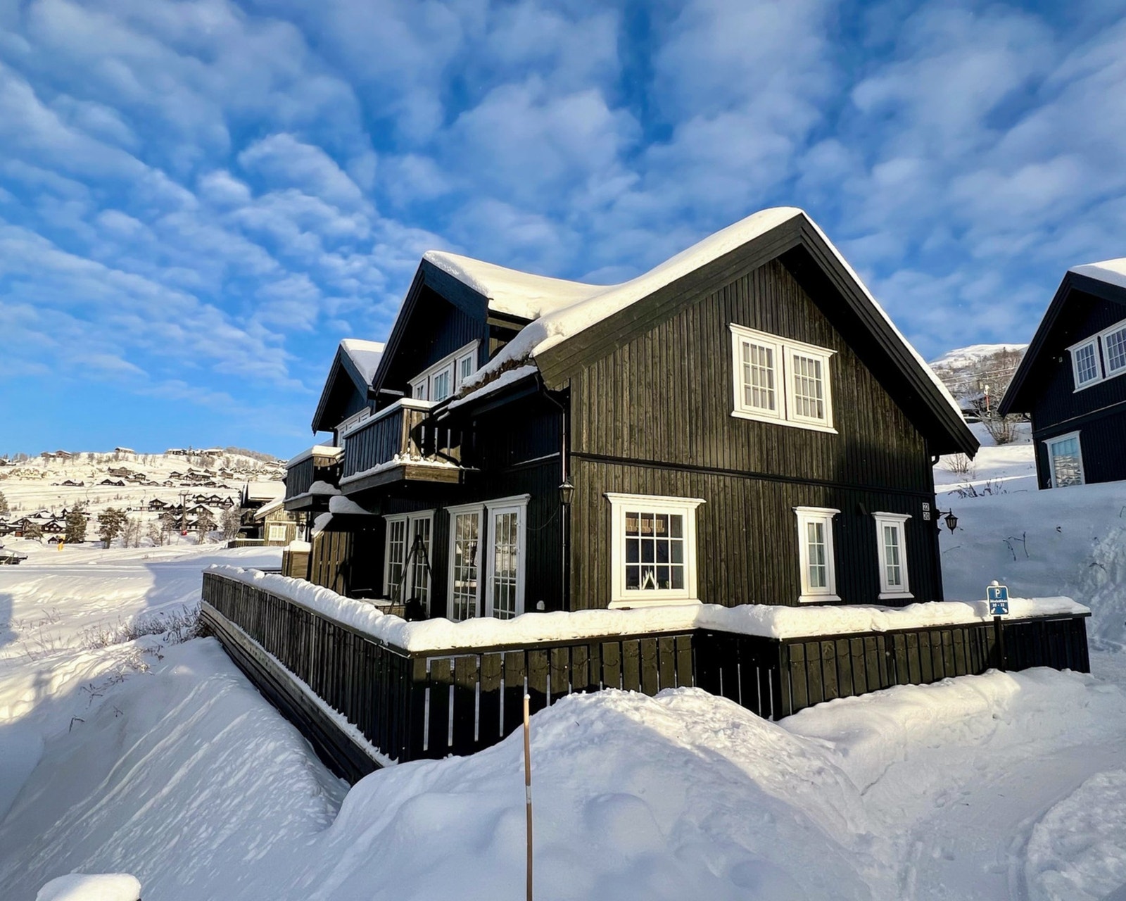 PrivatMegleren har gleden av å presentere Akebakken 20 - Halvpart av en tomannshytte med topp beliggenhet rett ved skibakker og langrennsløypene! Vestvendt med stor terrasse fra øst til vest Galleribilde