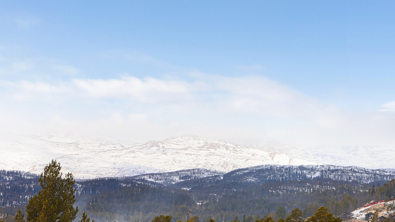 Nydelig utsikt mot Raulandsfjell fra balkongen Galleribilde