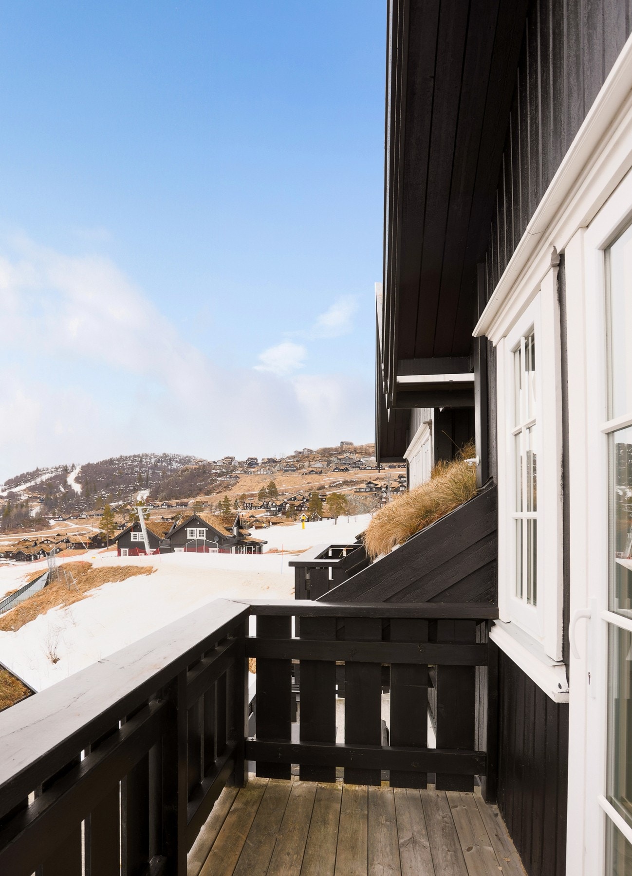 Balkong i 2.etasje med utsikt over alpinbakken Galleribilde