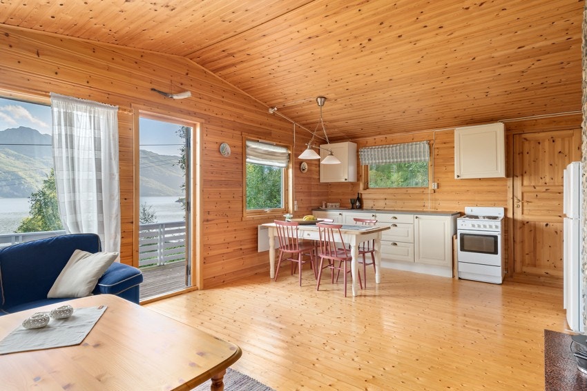 Flott og tidløst kjøkken med laminerte skrog og profilerte fronter. Frittstående komfyr medfølger hytta. Galleribilde