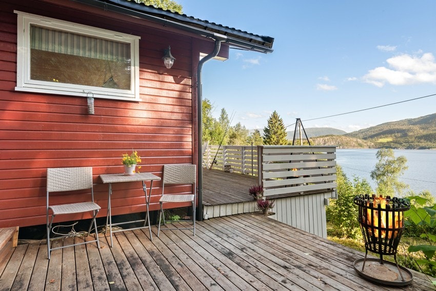 Her får du god plass til utemøbler, bålpanner og gjester på besøk! Hytta ble malt utvendig i 2025. Galleribilde