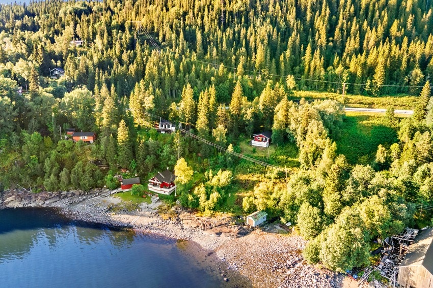 Hytta har sommervann fra utekran og innlagt strøm. Galleribilde