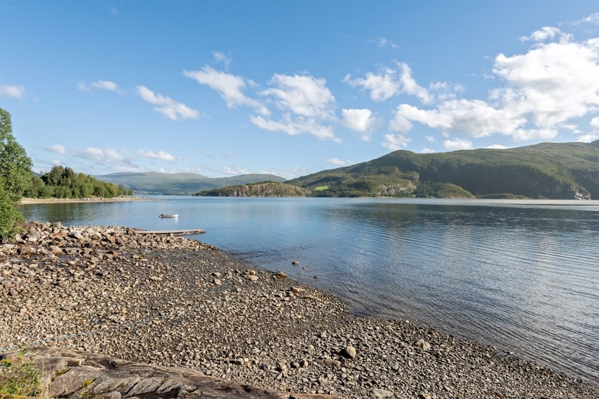 Til ekstra varmere dager kan du spasere ned fra hytta til fjorden og ta en dukkert. Galleribilde