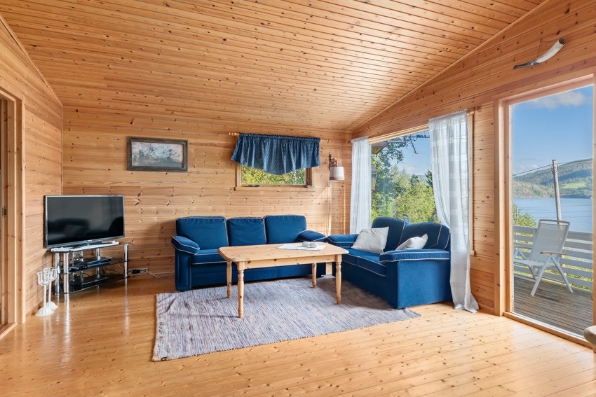 Hytta har en sjarmerende hytte-stil. Med trepanel på vegger og plan man med enkle grep sette sitt eget personlige preg på rommene. Galleribilde