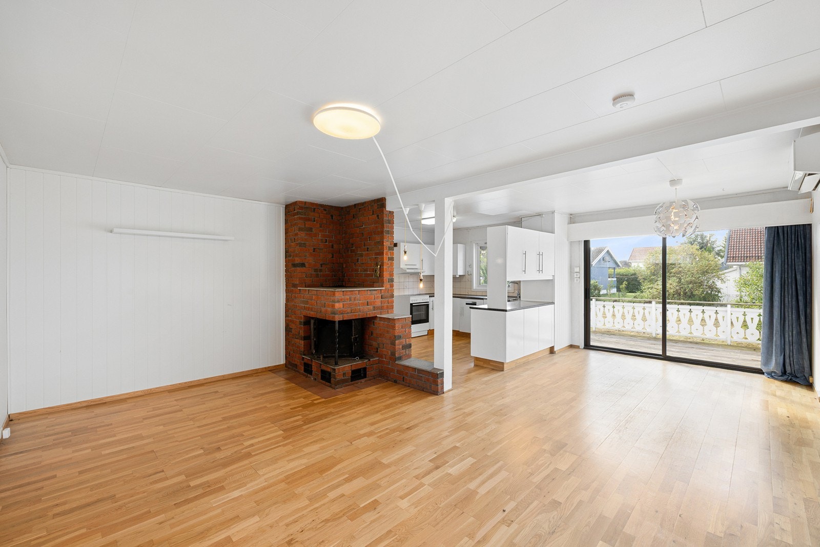 Store vindusflater og skyvedør som gir rikelig med lys og direkte utgang til terrasse. Galleribilde