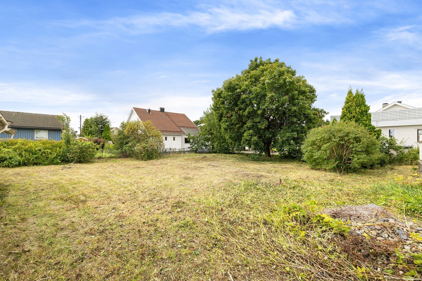Den store hagen gir mange muligheter og er omkranset av beplantning som gir en lun og skjermet atmosfære, samtidig som den har et åpent preg. Galleribilde
