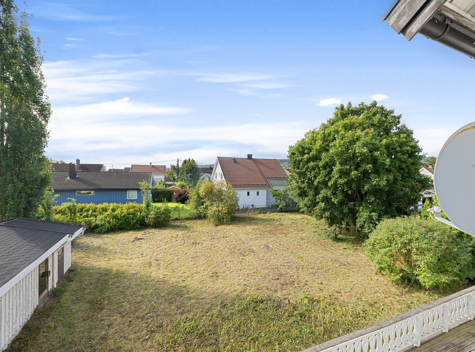 Eneboligen ligger på en romslig og solrik tomt med gode utearealer. Galleribilde