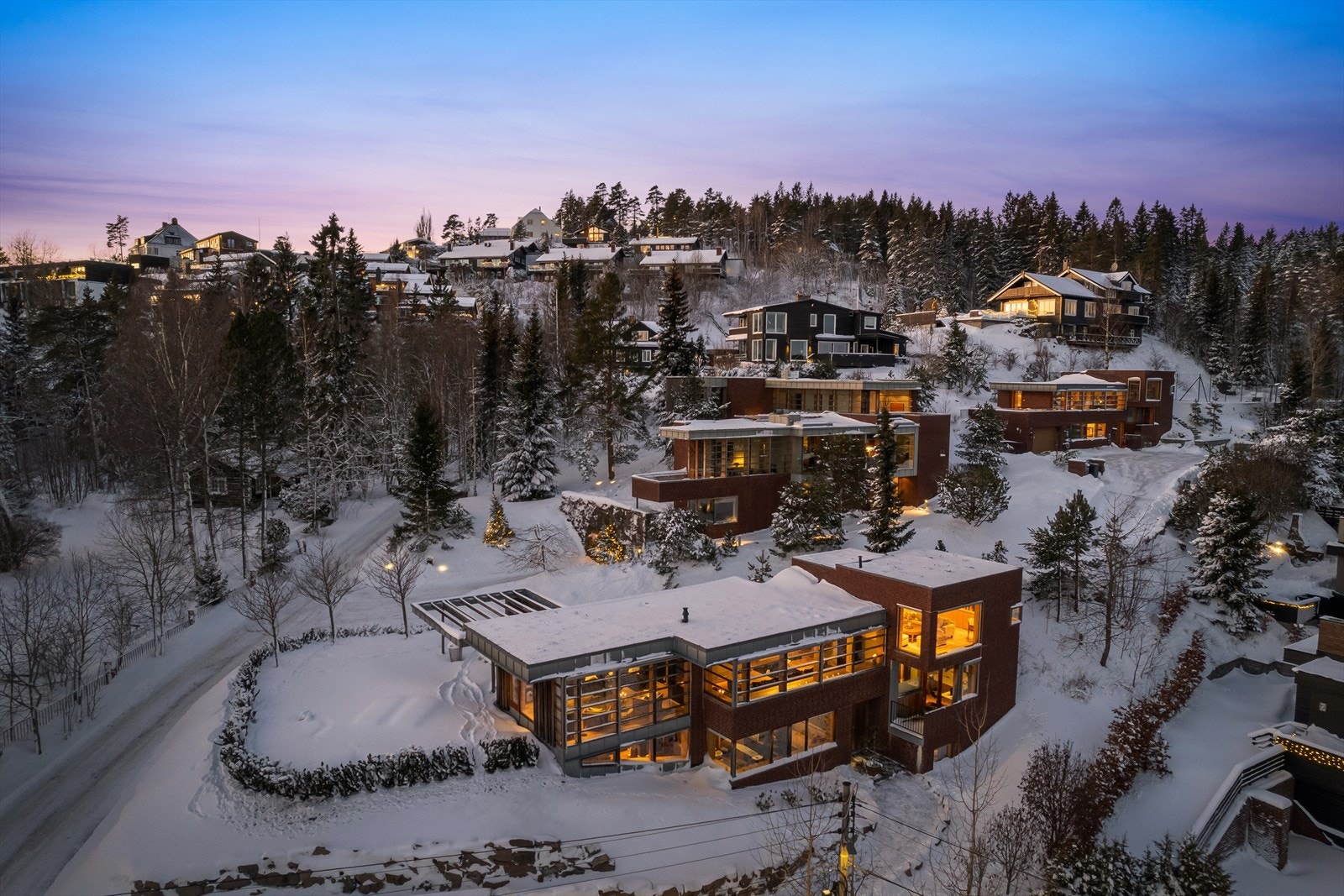 Dette er et barnevennlig og fredelig villaområde med gode oppvekstvilkår, kort gange til flotte turområder, skoler, barnehager, dagligvarebutikk og fritidstilbud m.m. Galleribilde