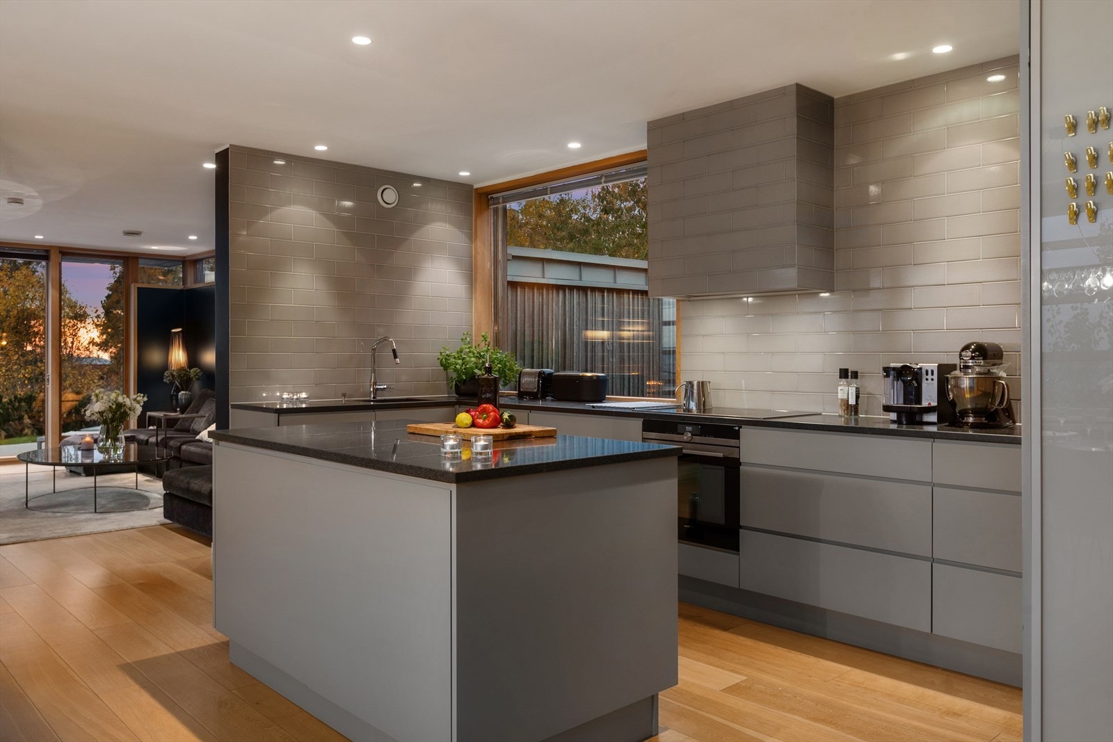 Tidsriktig og pen plassbygget kjøkkeninnredning med granitt benkeplate med underlimt stålkum. Galleribilde