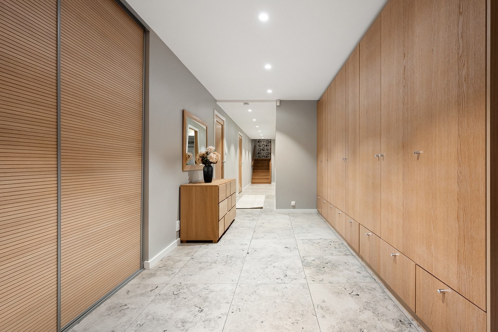 Hall med garderobe med rikelig skapplass og eget garderobe/skorom. Galleribilde