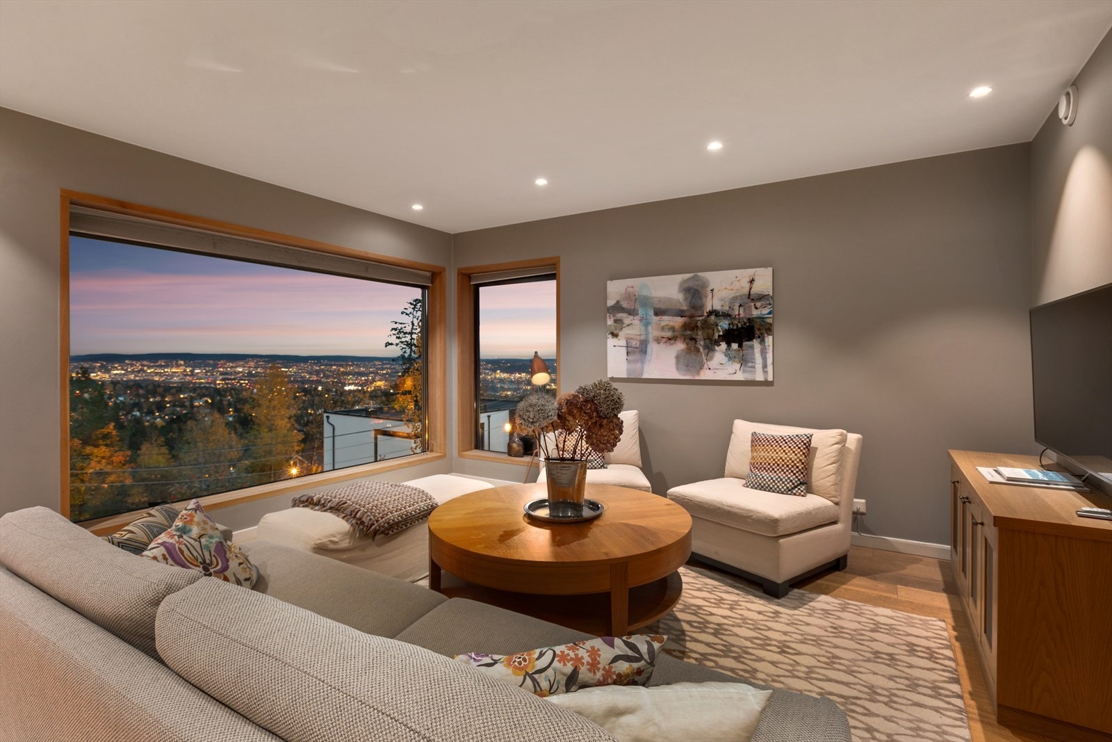 Romslig stue i delikate fargevalg. Galleribilde