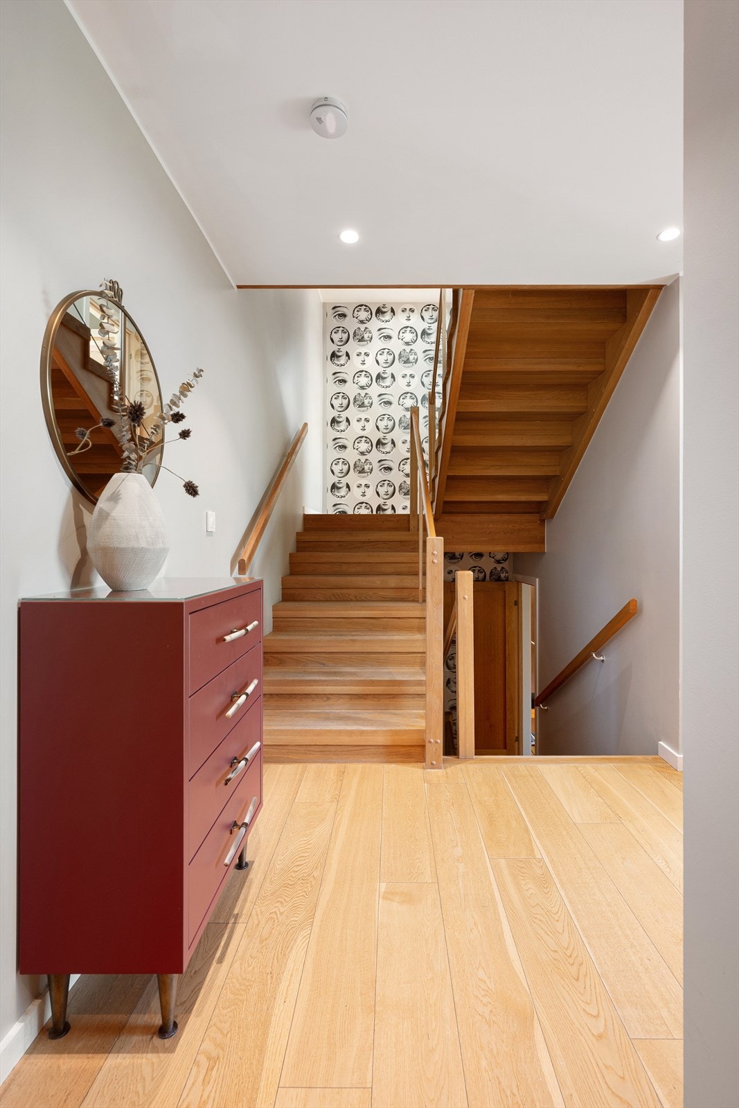 Entré, gjennomgående heltre eiketrapp. Galleribilde