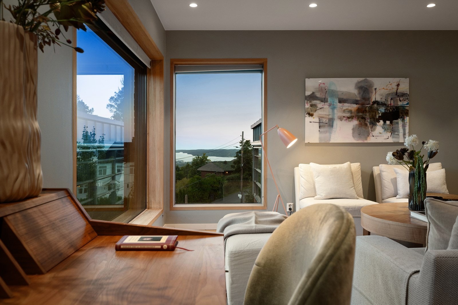 Store vindusflater en gjennomgående i boligen. Galleribilde