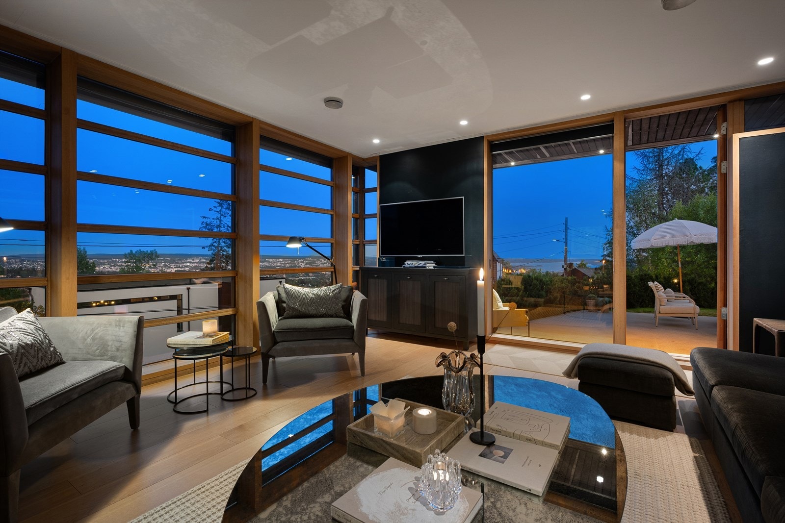 De store vindusflatene git flott utsyn i flere himmelretninger. Galleribilde