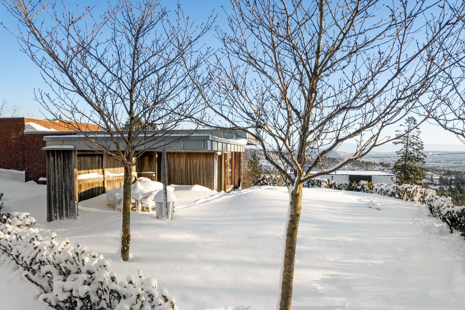 Tomten er på hele 1 019 m² og har svært gode solforhold. Galleribilde