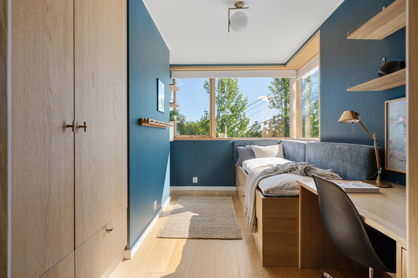 Barnerom med snekkerbygget seng og arbeidsplass. Galleribilde